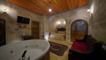 Suite with Spa Bath | In-room safe, soundproofing, free WiFi