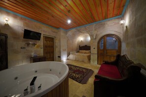 Suite with Spa Bath | Zimmersafe, schallisolierte Zimmer, kostenloses WLAN