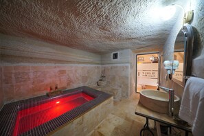 Deluxe Queen Room with Pool | Bathroom | Free toiletries, hair dryer, slippers, towels - Travel Inn Cave Hotel (Nevsehir)