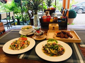 Desayuno a la carta todos los días (con cargo)