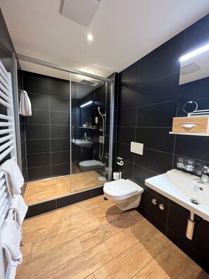 Luxury Double Room | Bathroom | Shower, hair dryer, bathrobes, slippers - Hotel Bären (Adelboden)