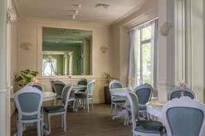 Café da manhã com buffet grátis todos os dias