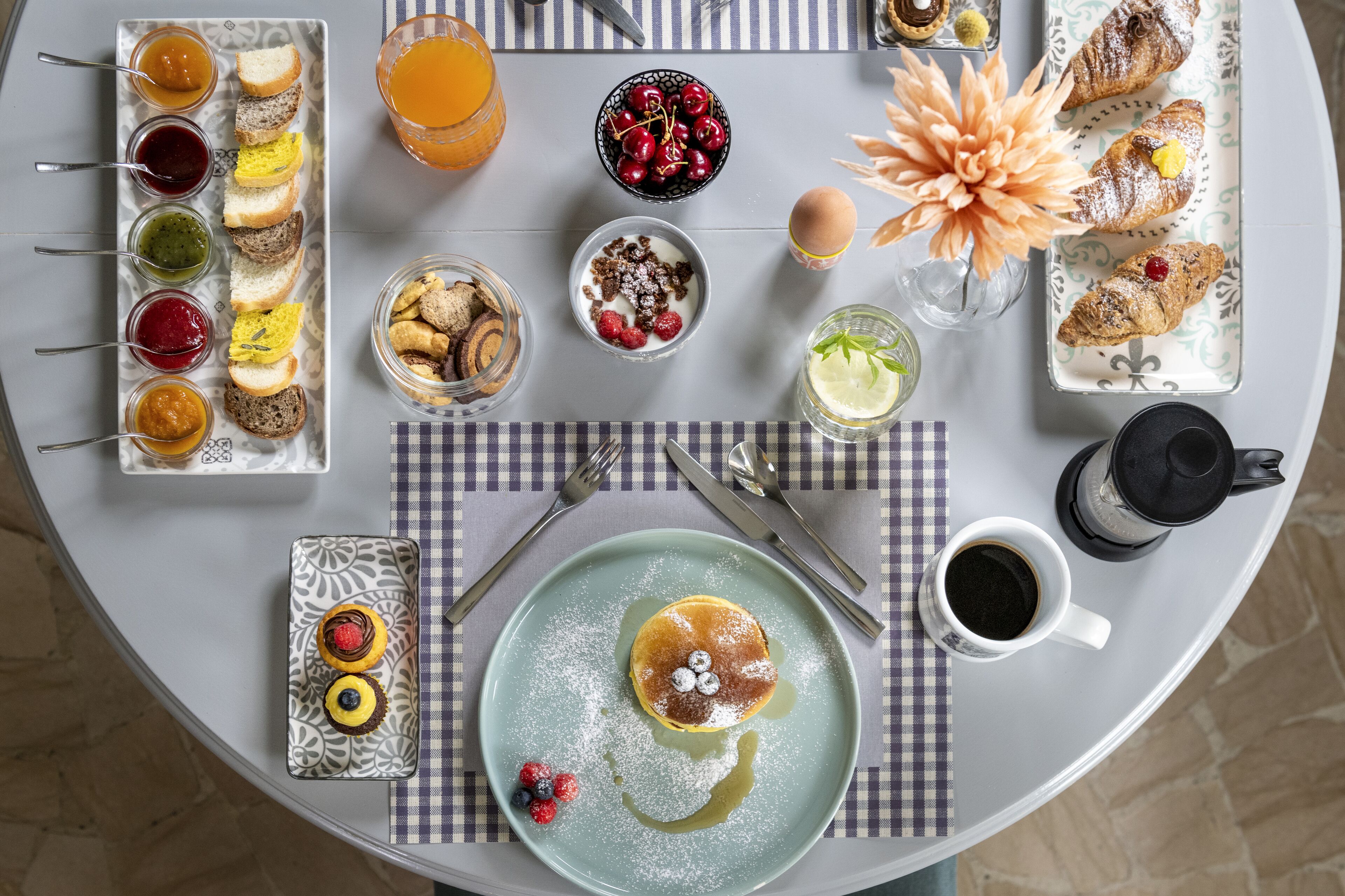 Una mesa de desayuno con diferentes alimentos y bebidas.