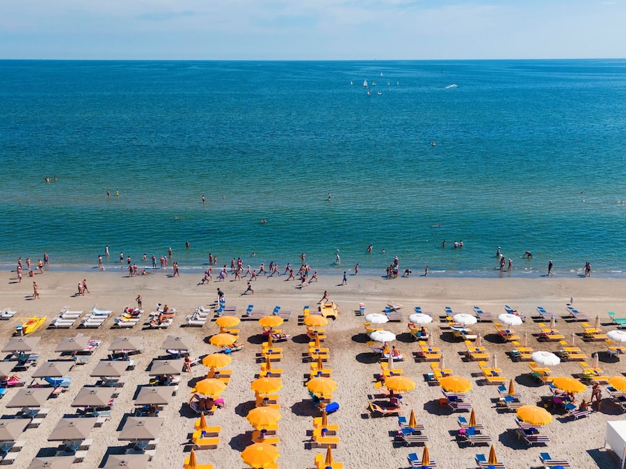 Privéstrand vlakbij, wit zand