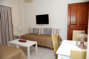 Apartment, 1 Schlafzimmer (4 Adults) | Wohnbereich | Flachbildfernseher