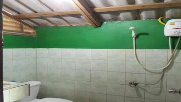 Double Room with Garden View | Badkamer | Een douche, gratis toiletartikelen, een bidet, handdoeken