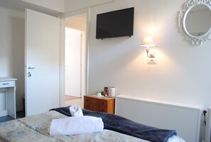 Desk, iron/ironing board, free WiFi, bed sheets - Dreaming Verona Rooms (Verona)