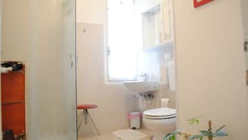 Chambre, 2 lits une place, salle de bains commune | Salle de bain | Articles de toilette gratuits, serviettes fournies