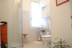 Zimmer, 2 Einzelbetten, Gemeinschaftsbad | Badezimmer | Kostenlose Toilettenartikel, Handtücher