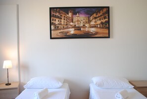 Desk, iron/ironing board, free WiFi, bed sheets - Dreaming Verona Rooms (Verona)