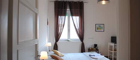Double Room, Shared Bathroom | Desk, iron/ironing board, free WiFi, bed sheets