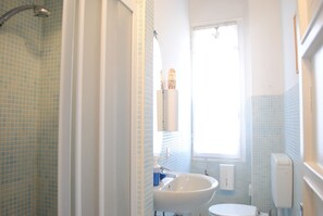 Chambre Double, salle de bains privée | Salle de bain