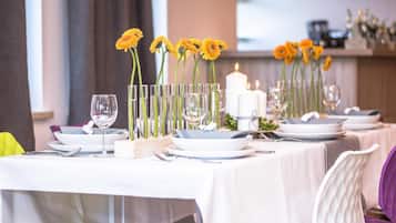 Breakfast, lunch, dinner served; local and international cuisine