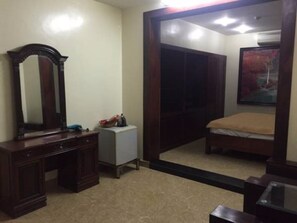 Desk, free WiFi - Quynh Trang Hotel (Hai Phong)