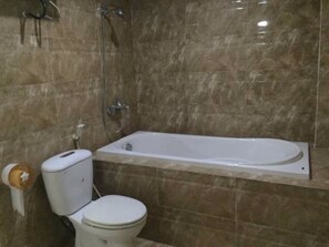 Shower, free toiletries, towels - Quynh Trang Hotel (Hai Phong)