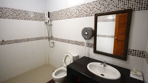 Standard Double Bed  | حمام | تجهيزات دش، مستلزمات مجانية للعناية الشخصية، مناشف