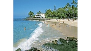 A beach with clear water, palm trees, and people swimming and sunbathing. - Ironman 2026! Easy access to Ironman & everything else!  Great Rate! Sleeps 6! (Kailua-Kona)