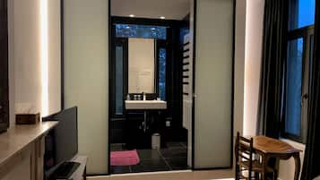 Habitación tradicional doble, 1 cama doble, no fumadores | Baño | Ducha y cabezal de ducha con hidromasaje
