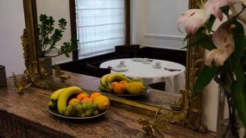 Dagelijks ontbijt met selfservice (EUR 5 per persoon)