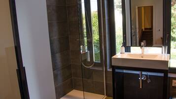 Superior tweepersoonskamer | Badkamer met wastafel