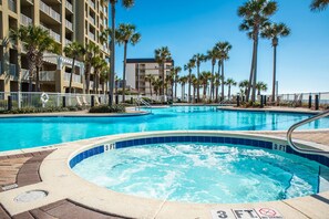 Una piscina al aire libre, una piscina climatizada