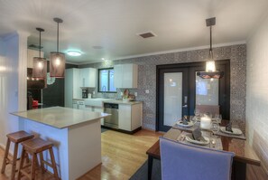 ثلاجة، ميكروويف، فرن، موقد طهي مسطح