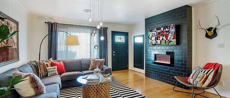 Una Smart TV, una chimenea, servicios de streaming