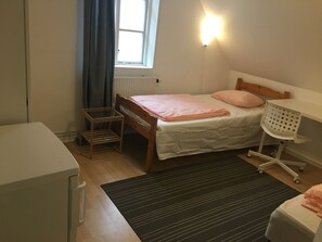 Economy Room, 2 Single Beds, Shared Bathroom