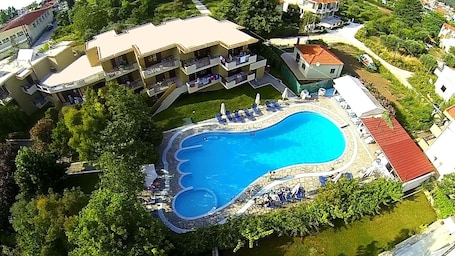 Outdoor pool, pool umbrellas, sun loungers