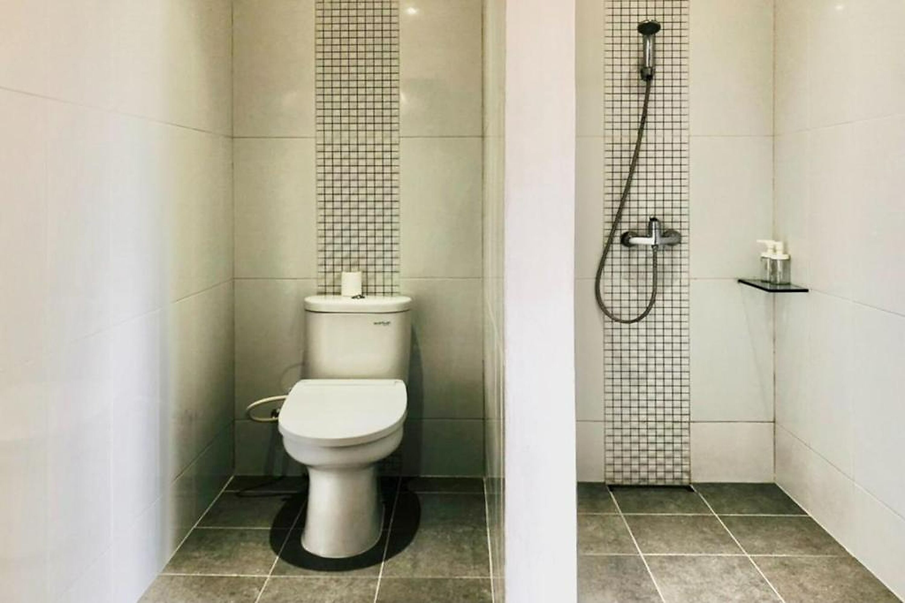 suite room | bathroom | towels, soap, shampoo