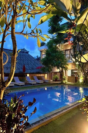 Outdoor pool, pool umbrellas, sun loungers - Hotel Puriartha Ubud (Ubud)