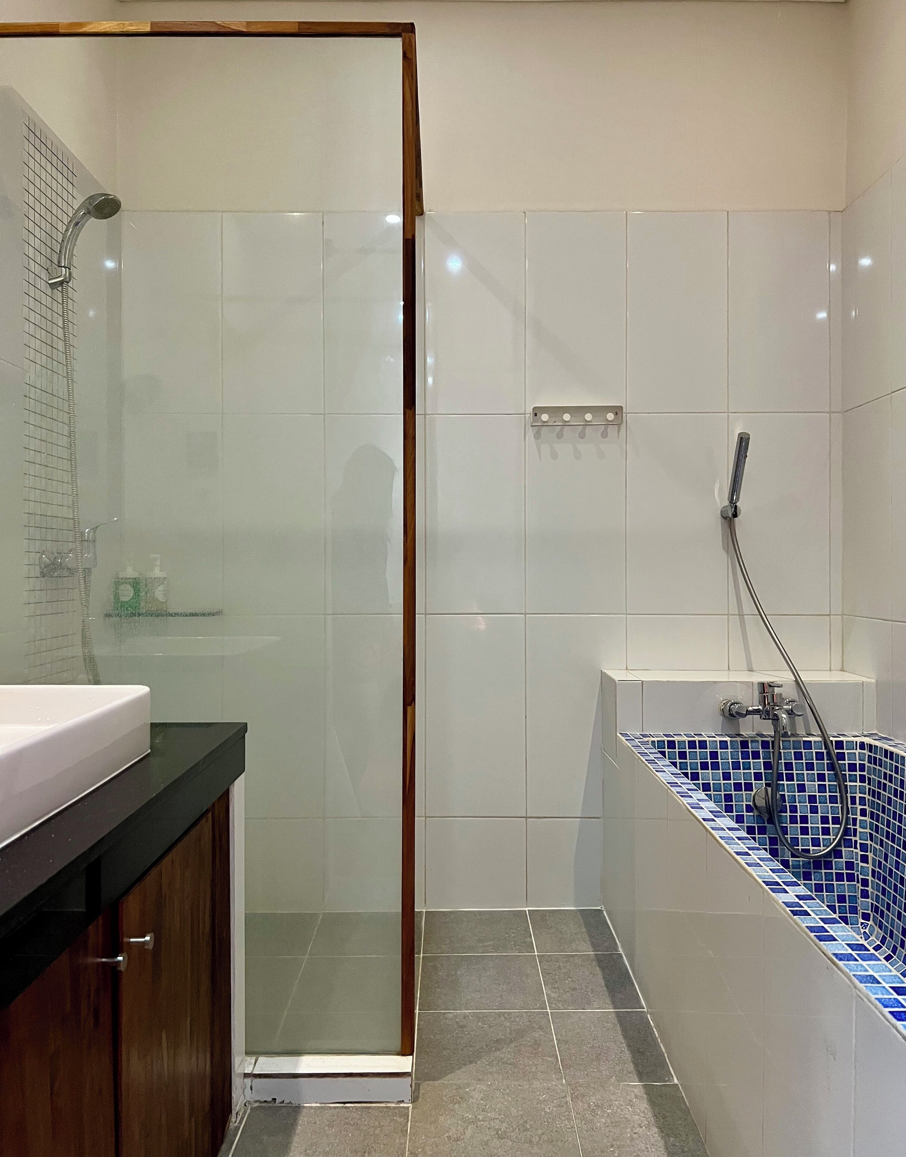 deluxe double room, bathtub | bathroom | towels, soap, shampoo