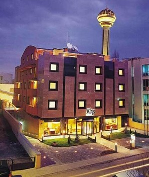Front of property - evening/night - ATAKULE KING HOTEL (Ankara)