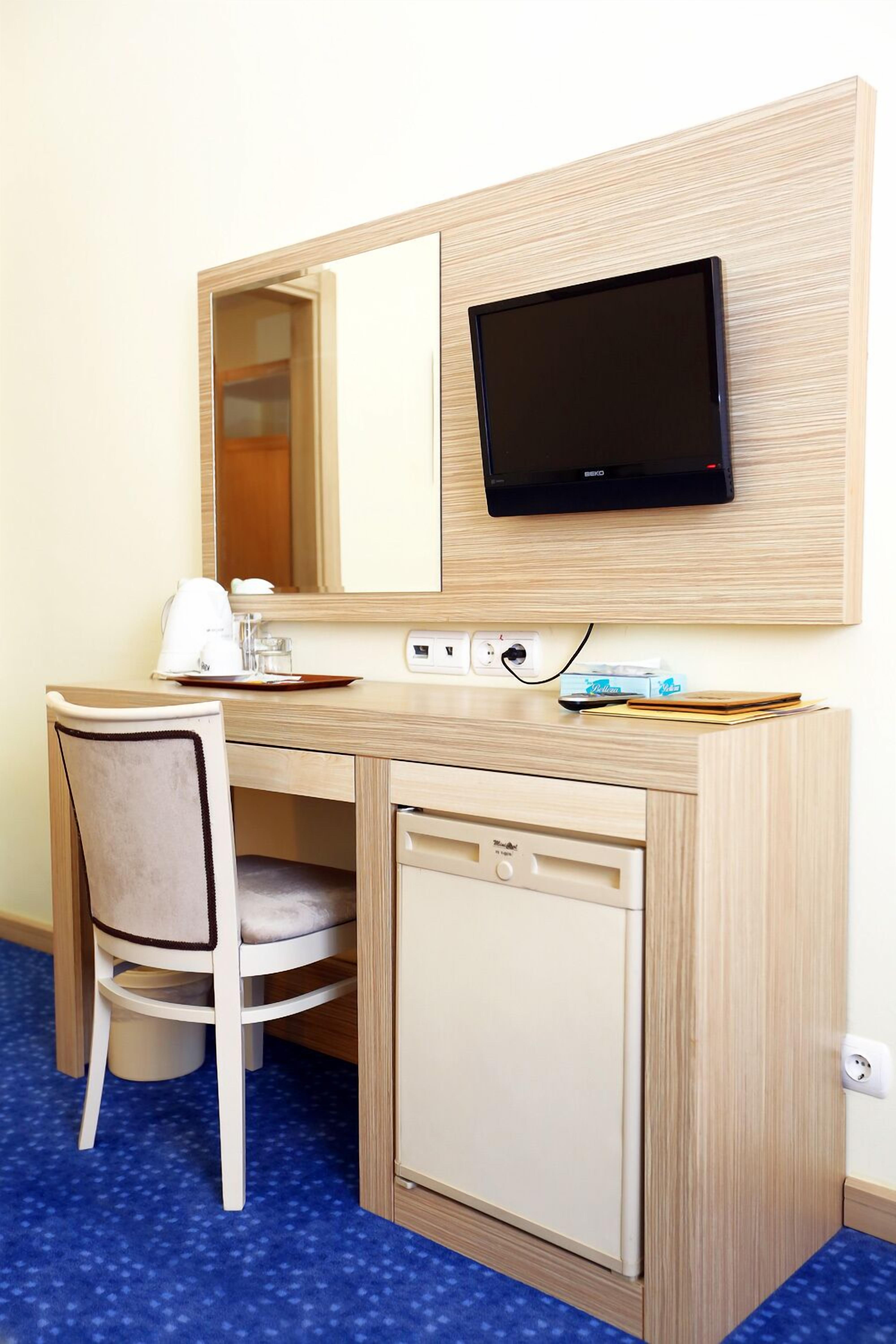 standard single room | minibar, in-room safe, desk, iron/ironing board