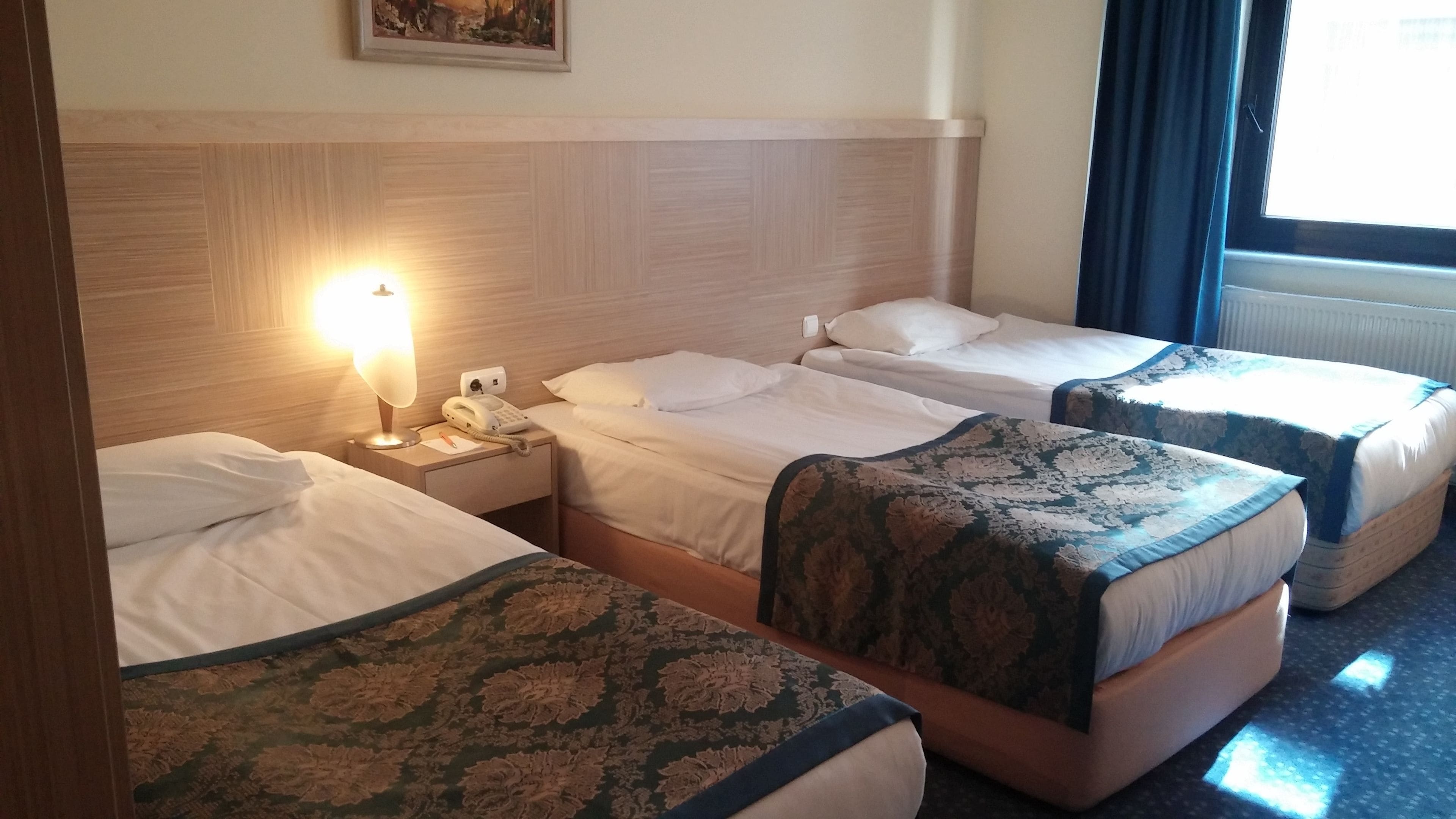 standard triple room | minibar, in-room safe, desk, iron/ironing board