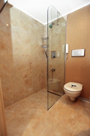 Shower, free toiletries, hair dryer, bathrobes - ATAKULE KING HOTEL (Ankara)