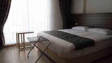 Roupas de cama premium, frigobar, quartos à prova de som