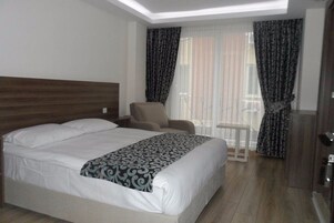 Roupas de cama premium, frigobar, quartos à prova de som