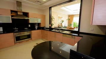 Family Villa, 3 Bedrooms | Private kitchen | Fridge, microwave, oven, stovetop