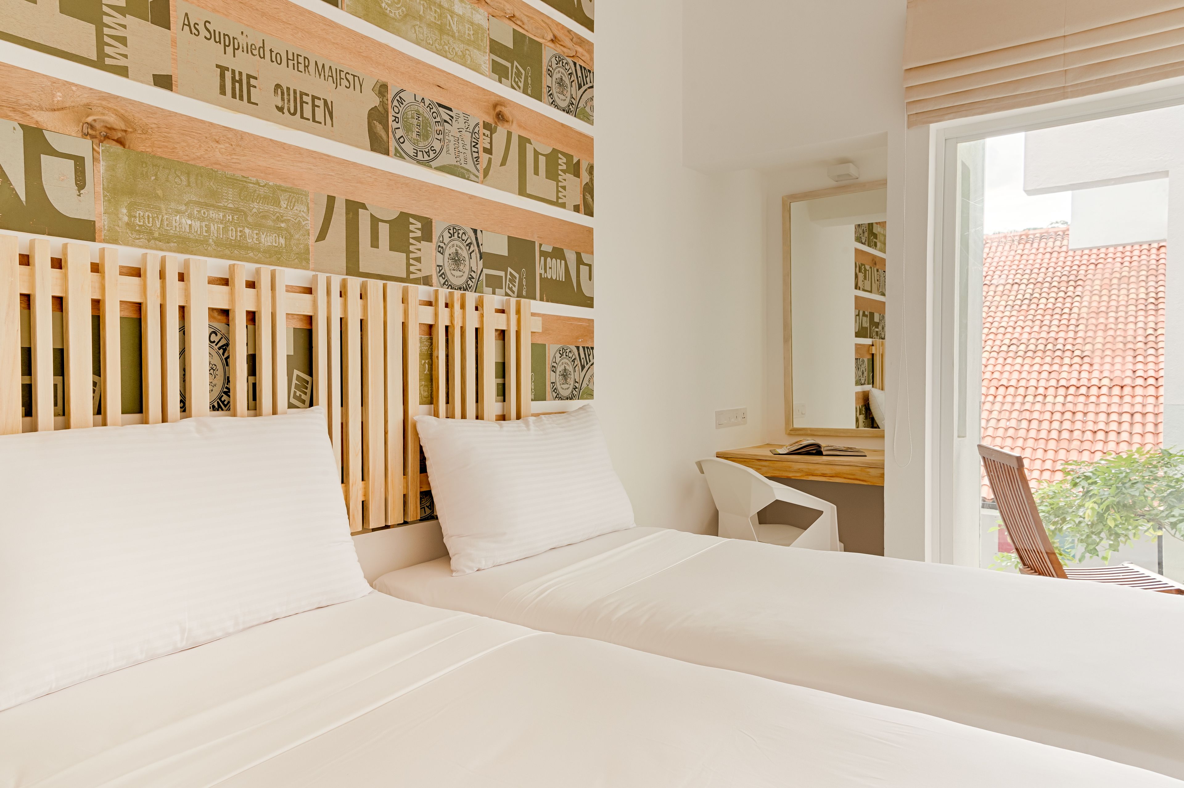 Habitación de hotel con cama, escritorio y ventana grande.