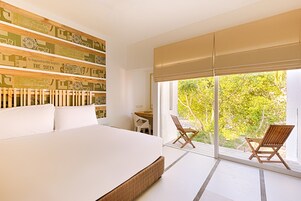 Ropa de cama de alta calidad y caja de seguridad en la habitación 