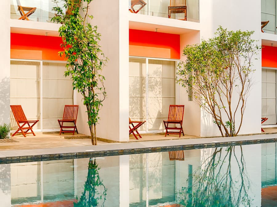 Una piscina al aire libre