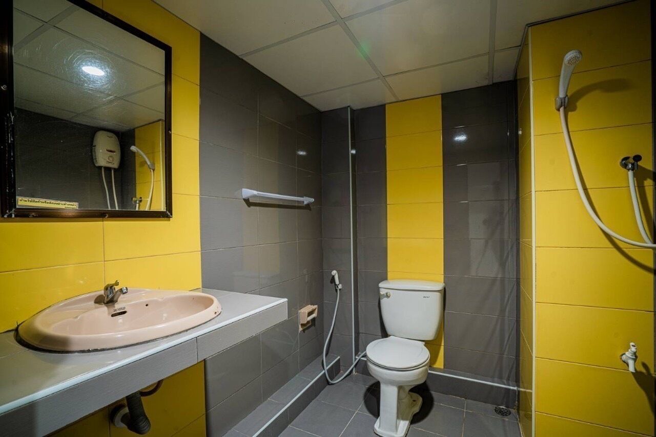 Un baño con lavamanos, inodoro y ducha.