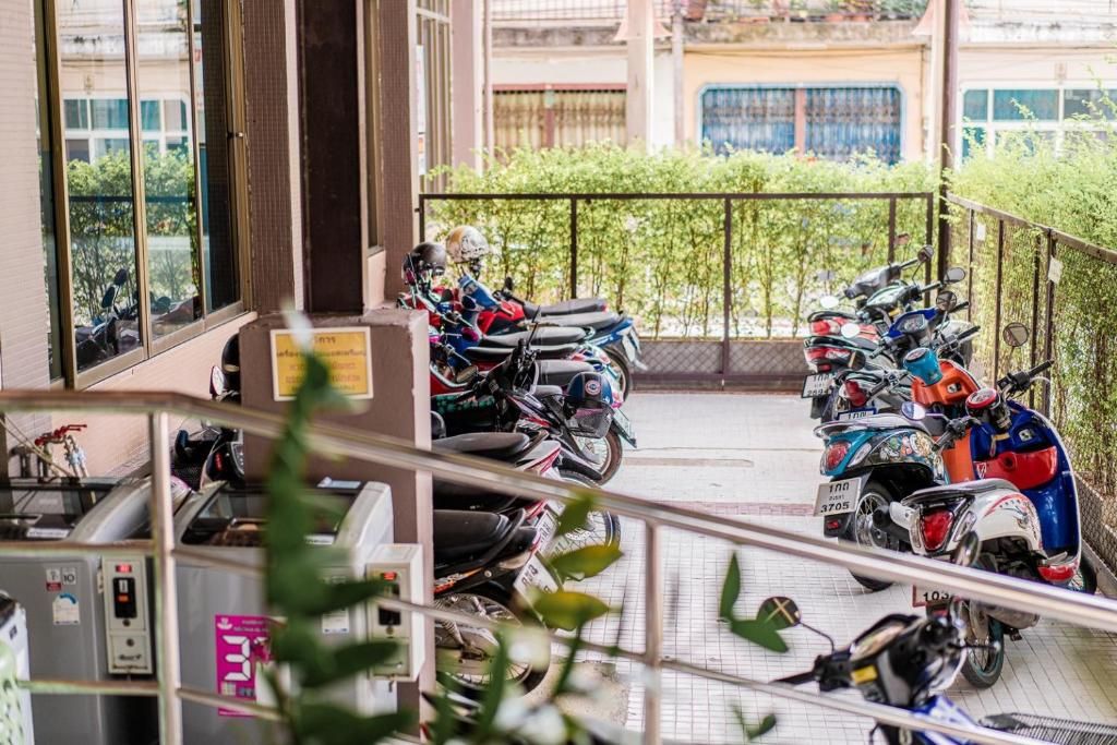Ein mehrgeschossiges Parkhaus mit mehreren Motorrädern auf der oberen Ebene.
