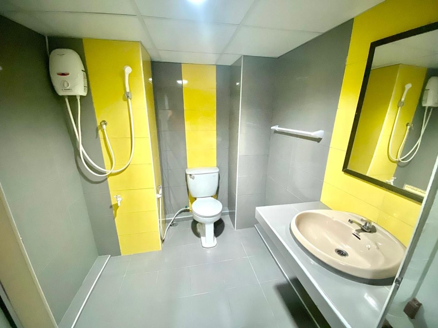 Een badkamer met toilet, wastafel en douche.