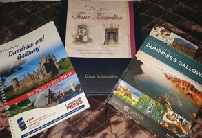 Escritorio y tabla de planchar con plancha 