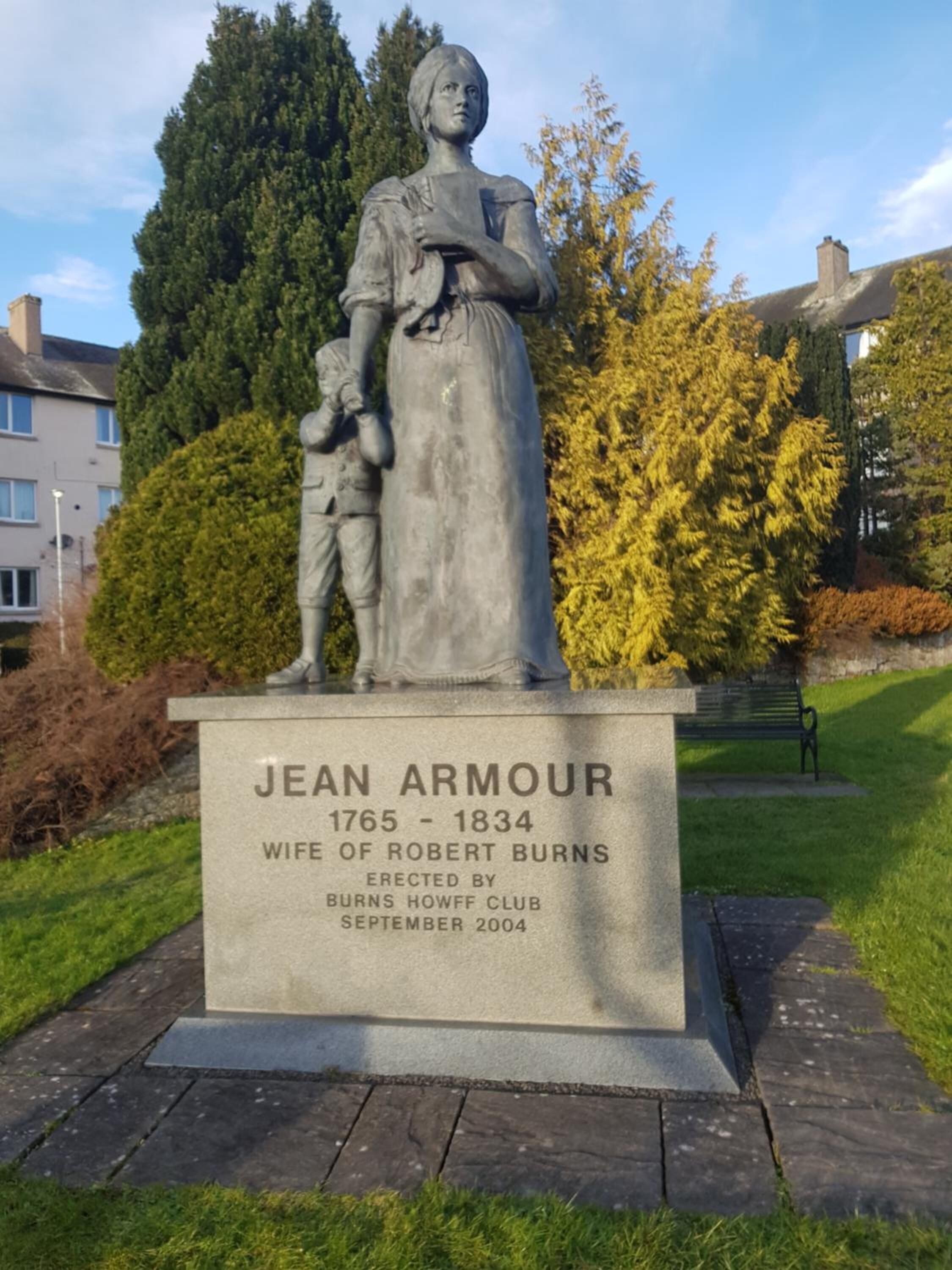 Une statue de Jean Armour, épouse de Robert Burns, avec une plaque commémorative.