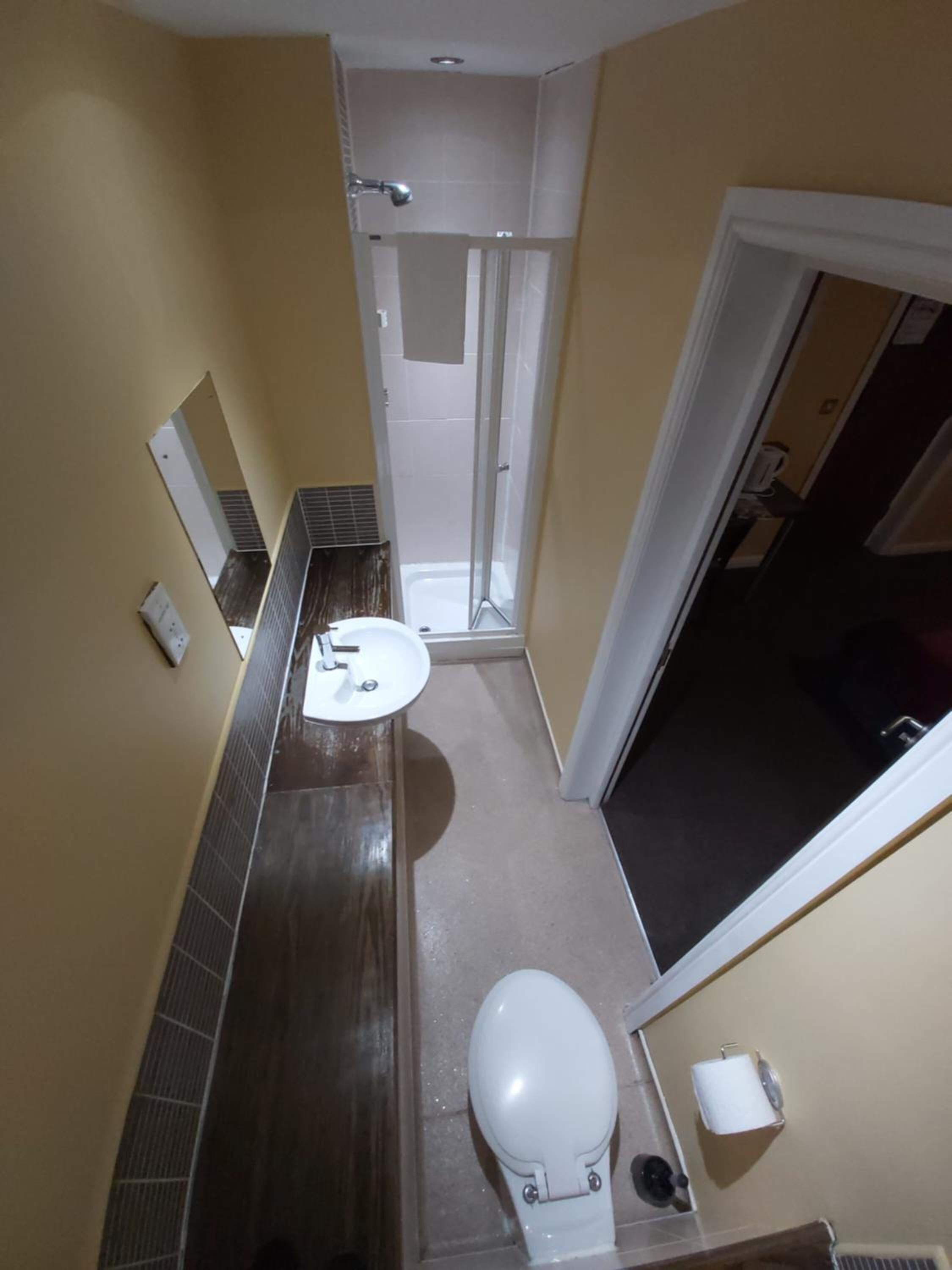 تجهيزات دش، مستلزمات مجانية للعناية الشخصية، مجففات شعر، مناشف