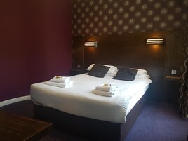 Escritorio y tabla de planchar con plancha 