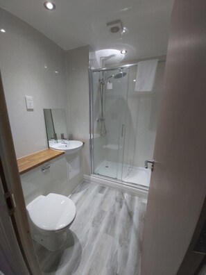 Ducha, artículos de higiene personal gratuitos y secador de pelo